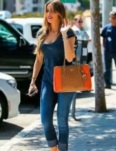 Sofia Vergara walking on the street wearing a casual outfit composed by jeans and a blue shirt