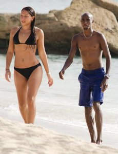 Mo Farah shirtless on the beach with his wife. You can check his weight and height
